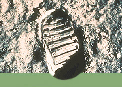 Foto mit Link zur Bildergalerie: erster Fußabdruck Neil Armstrongs auf der Mondoberfläche, aufgnommen während der Apollo 11-Mission am 20. Juli 1969