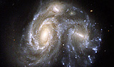 Kleines Foto zeigt zwei kollidierende Spiralgalaxien mit der Bezeichnung Arp 272