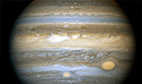 Kleines Foto zeigt Teilansicht des Gasplaneten Jupiter mit Streifenstruktur und Großem Rotem Fleck