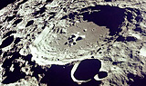 Kleines Foto zeigt den Krater 308 auf der Rückseite des Mondes, aufgenommen während der Apollo 11-Mission im Juli 1969