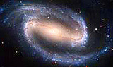 Kleines Foto zeigt die Balken-Spiralgalaxie NGC 1300
