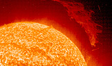 Kleines Foto zeigt Teilansicht der Sonne mit Protuberanz